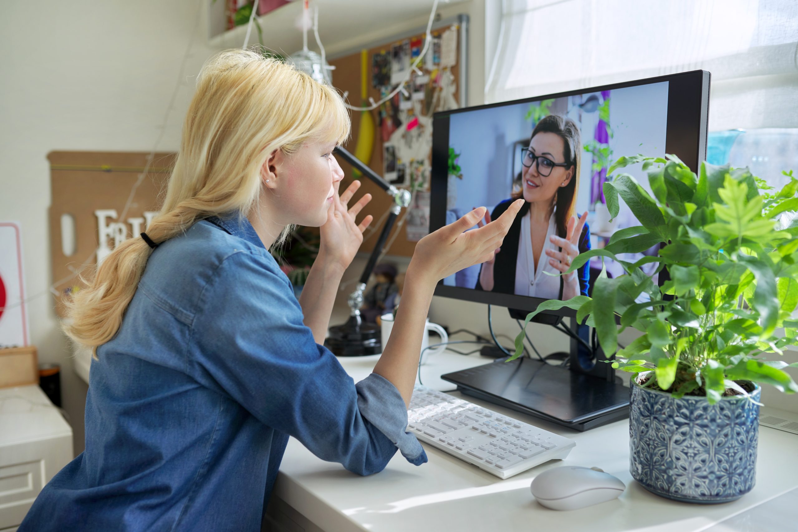 Online consultation of female teenager by social worker psychologist.